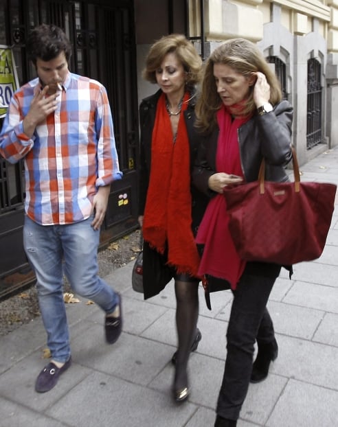 Guillermo Bárcenas, hijo del extesorero del PP Luis Bárcenas, su mujer, Rosalía Iglesias, y su abogada, María Dolores Márquez de Prado, en las inmediaciones de su domicilio, en Madrid, después de la Policía haya detenido a un hombre de 63 años vestido de 