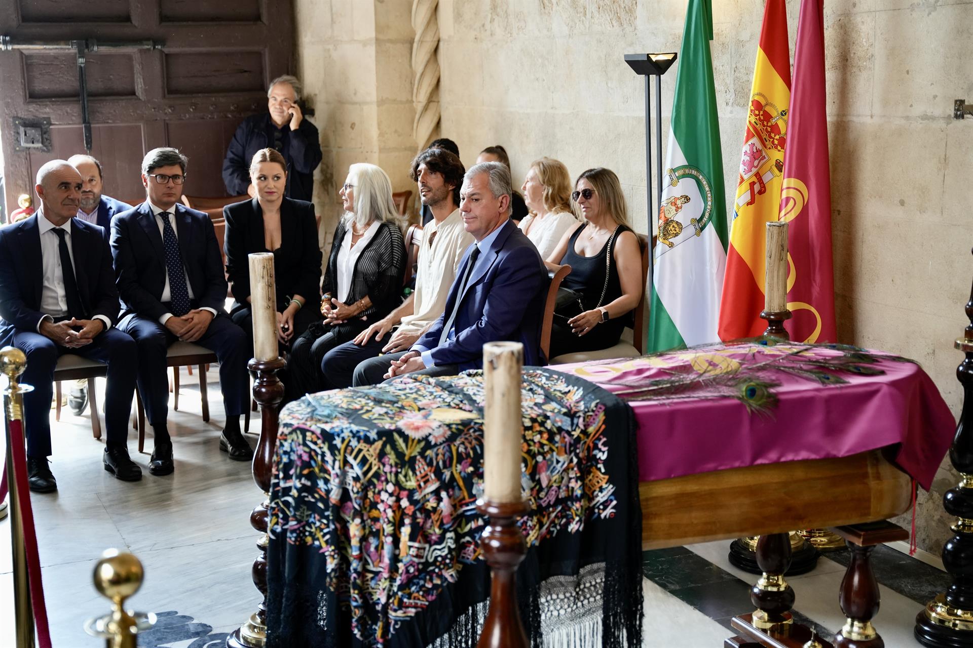 El hijo de María Jiménez, Alejandro Jiménez (2d), y el alcalde de Sevilla, José Luis Sanz (d), junto al féretro de la artista instalado ya en la capilla ardiente en el Ayuntamiento de Sevilla/Eduardo Briones