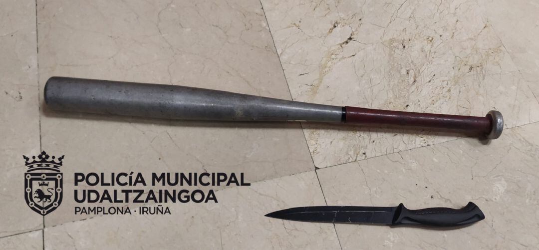 Conduce fuera del toque de queda realizando labores de taxista sin licencia y se le retira además un bate