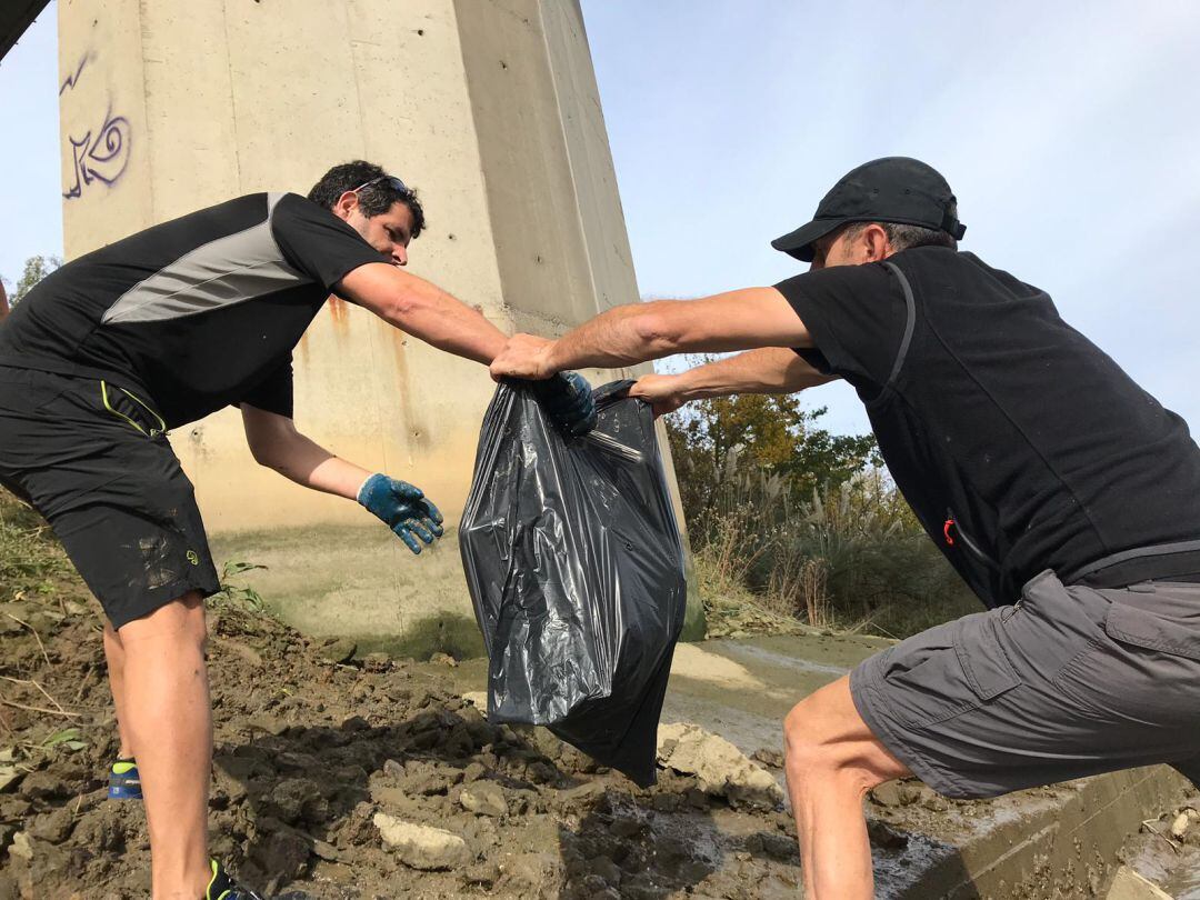 Voluntarios recogiendo residuos del cauce del río Asua