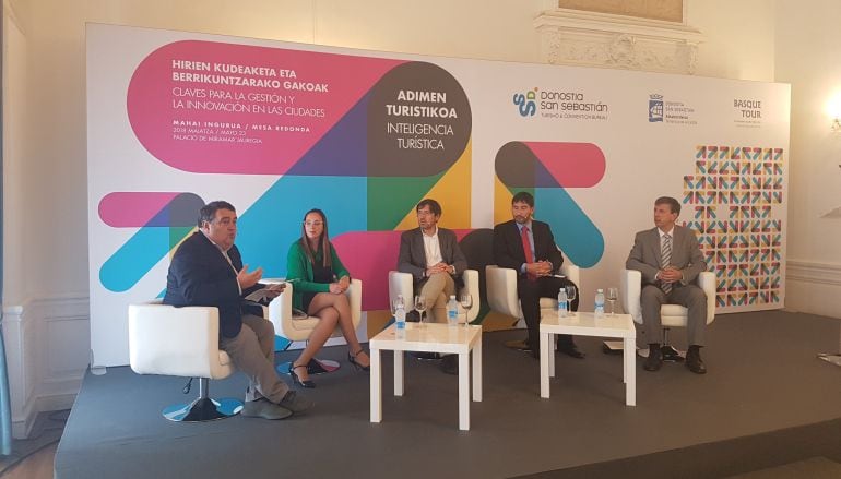 La mesa redonda tenía como título: &quot;Inteligencia turística: claves para la gestión y la innovación en las ciudades&quot;.