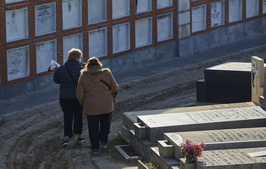 Visitantes en el recinto del Cementerio de la Almudena, en Madrid