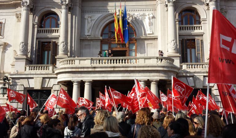 Protesta de UGT y CCOO en contra de las 2 zonas de afluencia turística