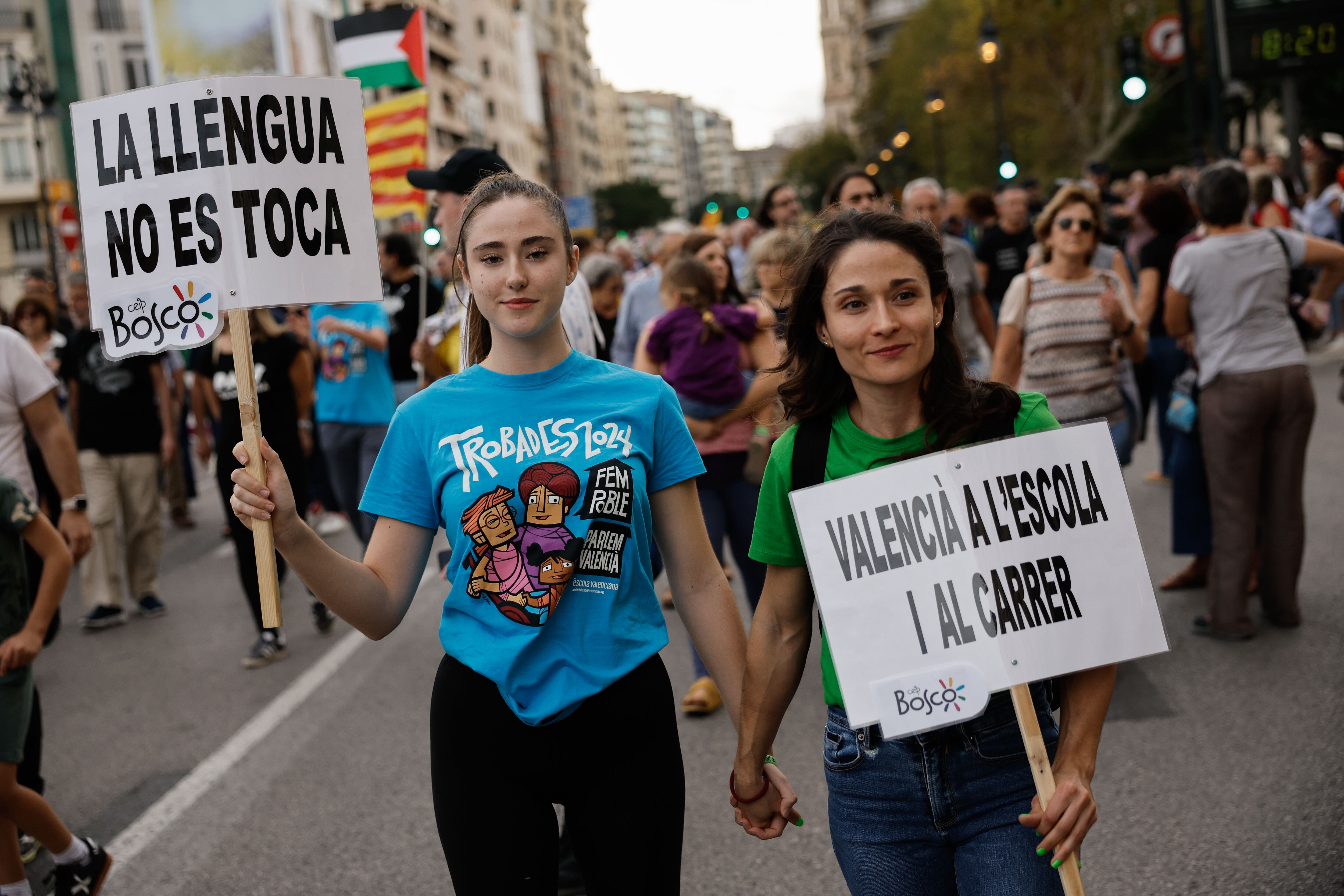 VALENCIA, 09/10/2024.- Un momento de una marcha para defender la enseñanza y el uso del valenciano en Valencia, con motivo del día de la Comunitat Valenciana. EFE/ Biel Aliño