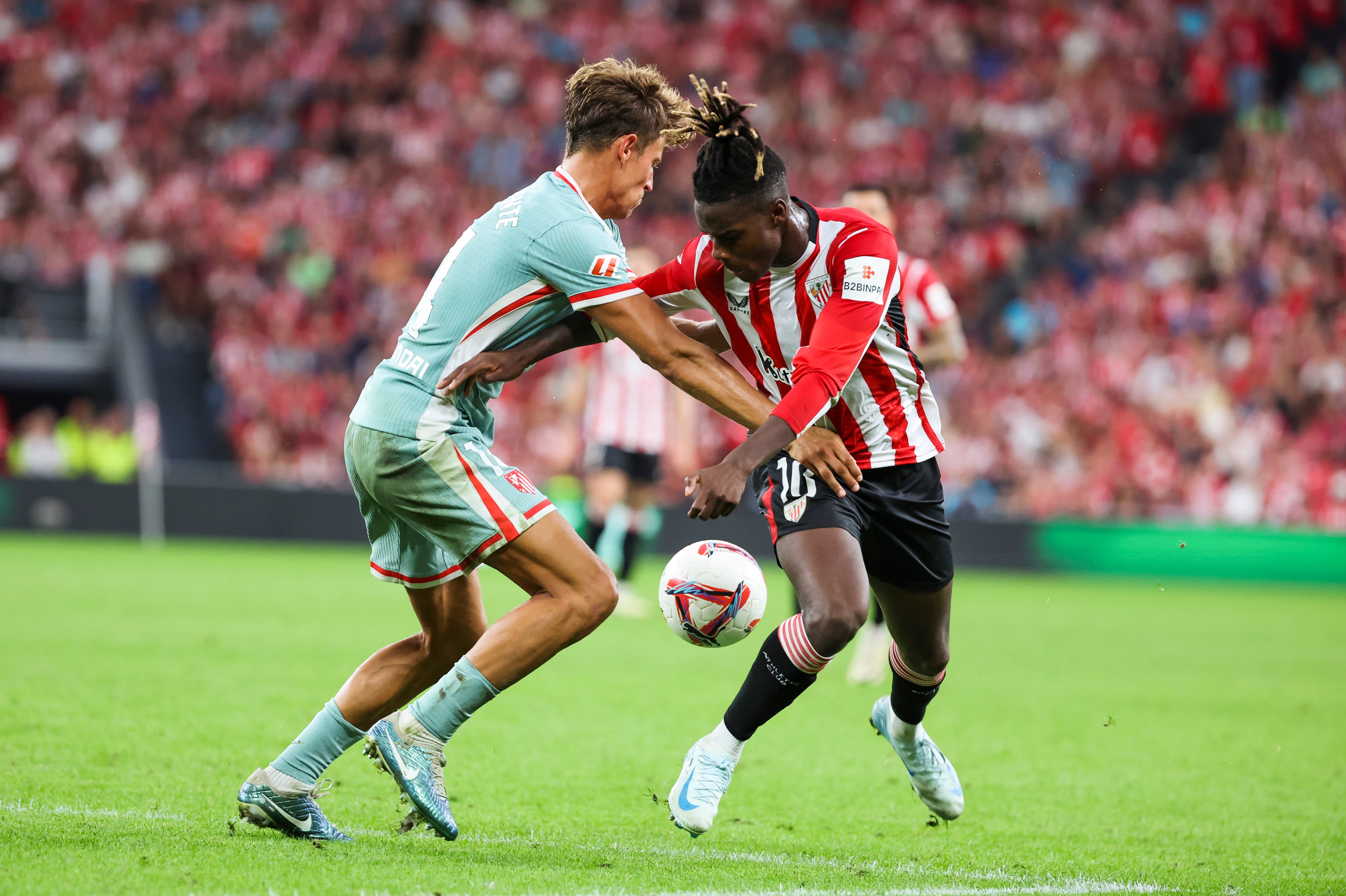 El centrocampista del Atlético de Madrid Marcos Llorente pelea un balón con el delantero del Athletic Nico Williams durante el partido de la cuarta jornada de LaLiga que Athletic de Bilbao y Atlético de Madrid