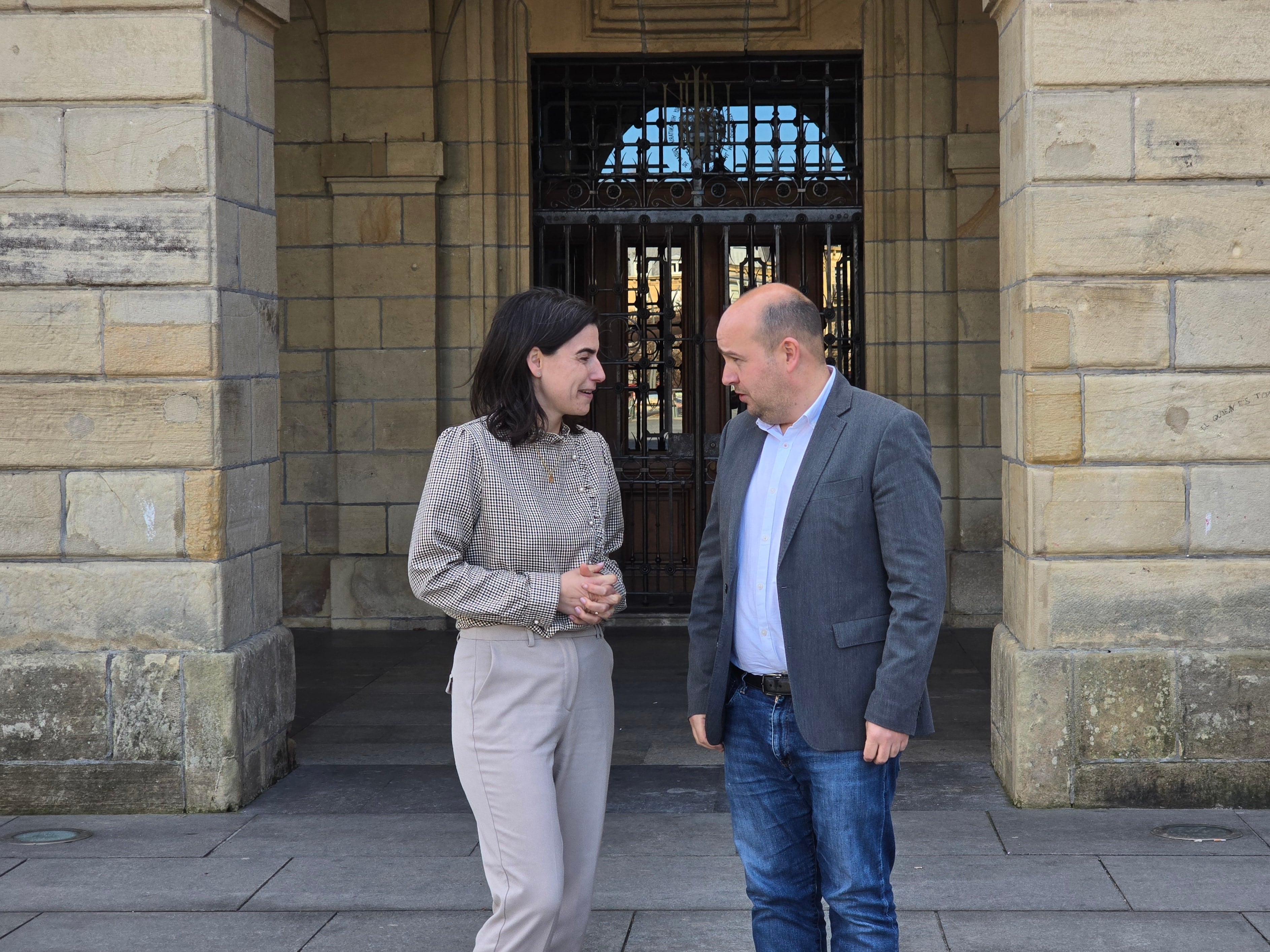 La portavoz del grupo Socialista de Irun Nuria Alzaga junto al portavoz de EAJ-PNV, Gorka Álvarez.