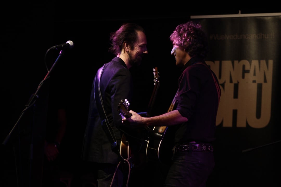 Diego Vasallo y Mikel Erentxun durante una presentación en 2013