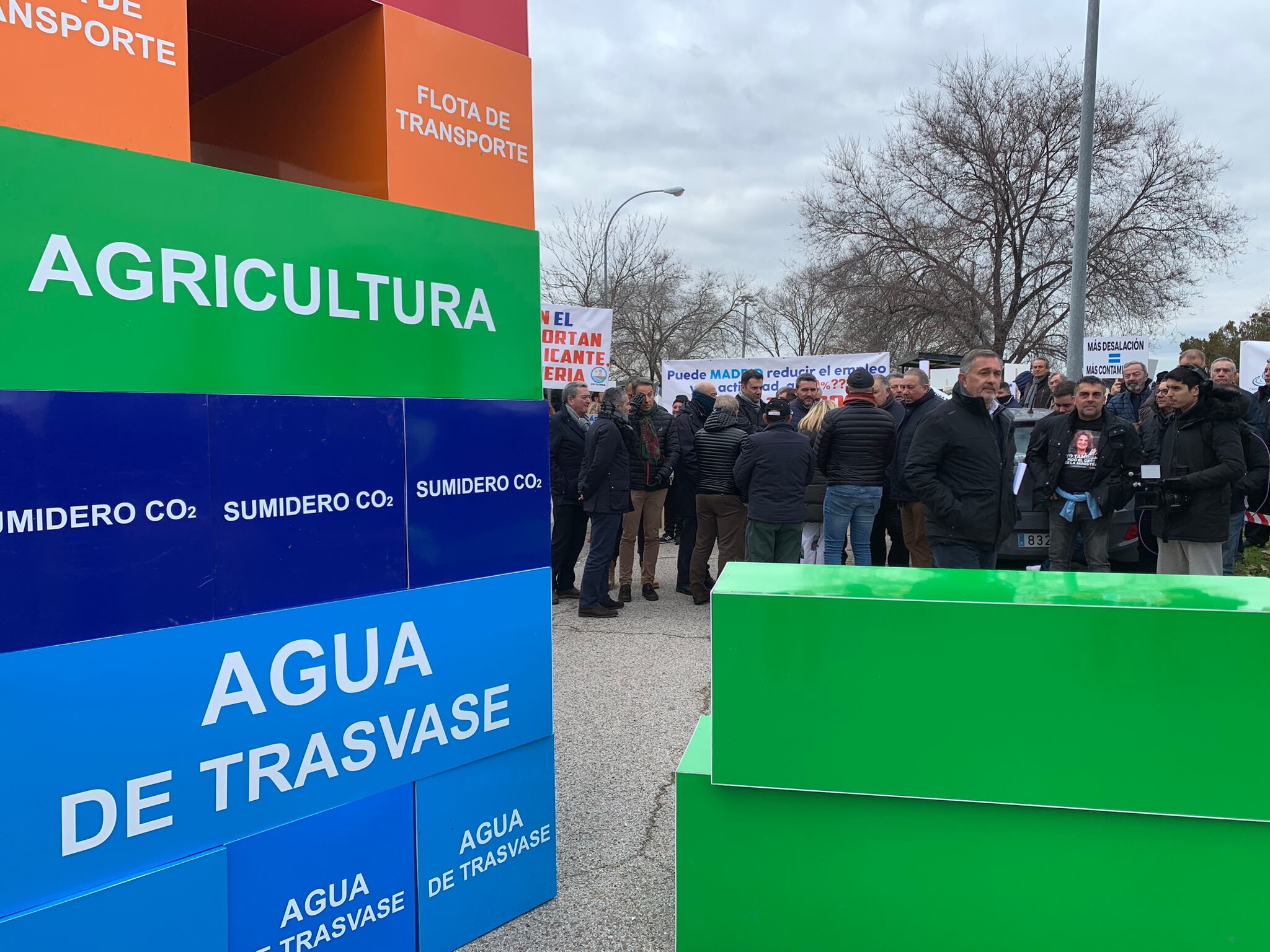 Regantes y agricultores apostados ante el Palacio de La Moncloa contra el recorte del trasvase Tajo-Segura