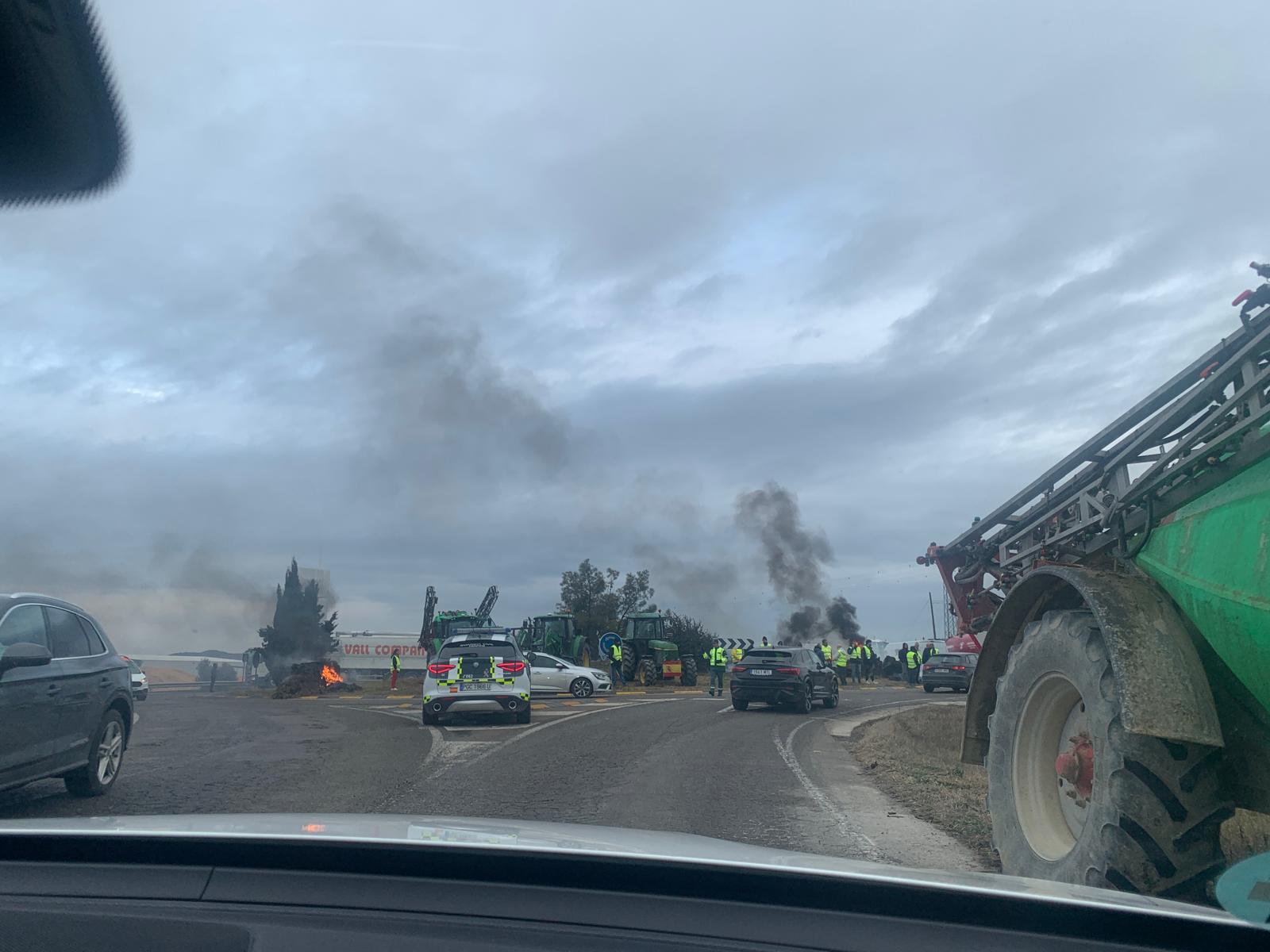 Tractorada en la rotonda de Erla