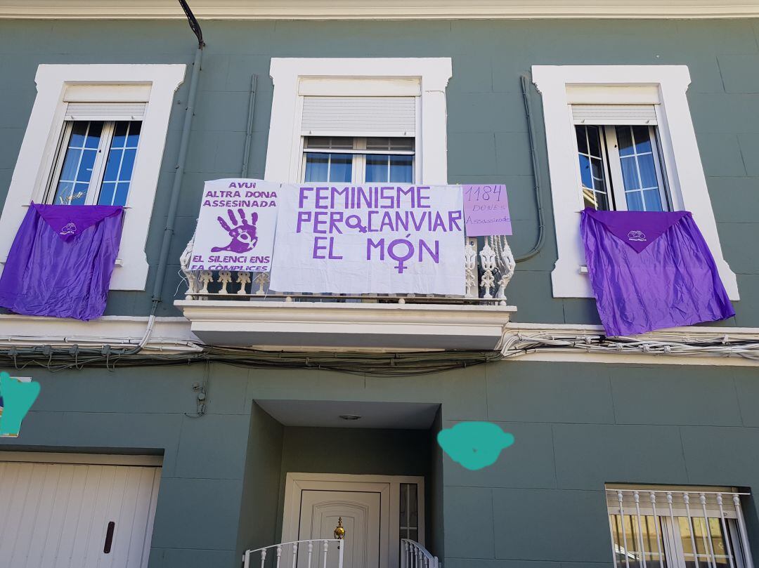 Balcones morados en este miércoles, 1 de abril, para no olvidar a las víctimas de la violencia de género