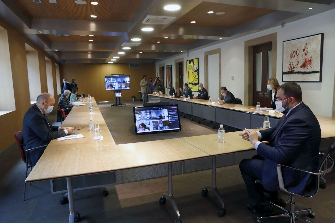 El presidente del Principado, Adrián Barbón, presidiendo la reunión del Comité de Crisis del Covid-19