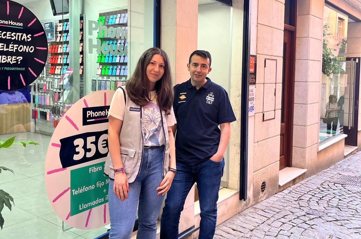 Marina y Jon os atienden en Phone House