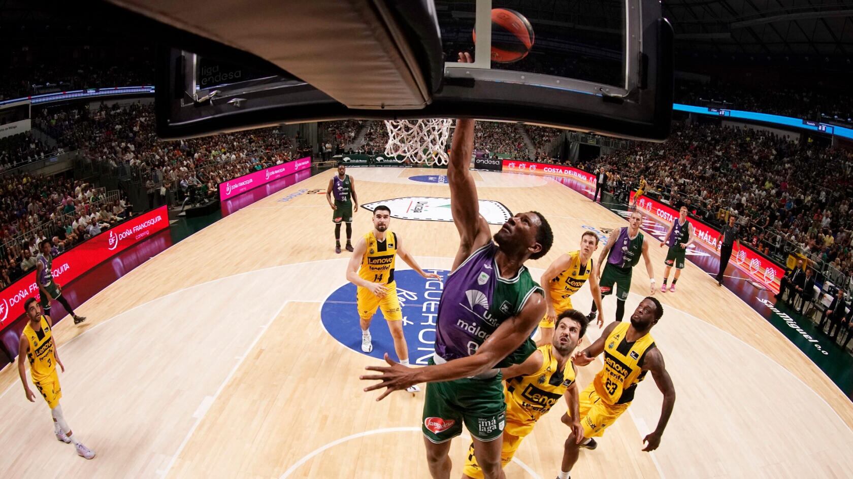 Taylor termina una jugada en el encuentro celebrado contra el Tenerife en la liga regular