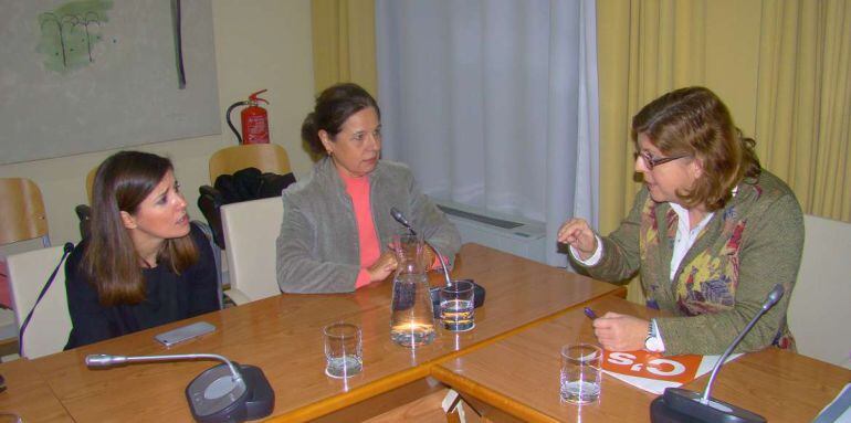 Isabel Gil, Pilar Blanco y Victoria Domínguez, en la reunión de este martes