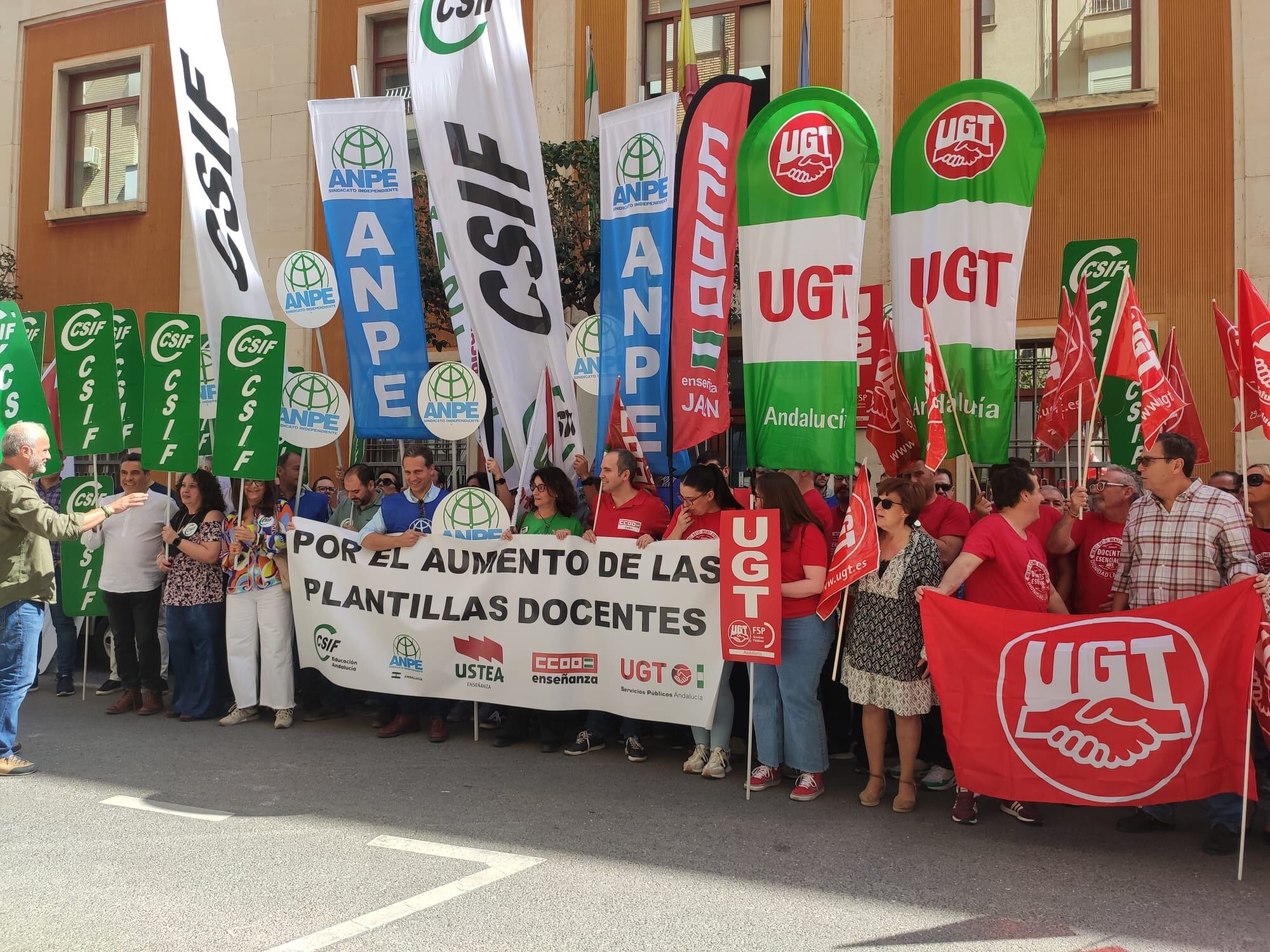 Sindicatos se concentran ante la delegación de educación de la Junta de Andalucía en Jaén por la educación pública