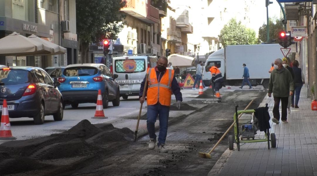 Obras en la Calle Doctor Caro del plan de asfaltado del ayuntamiento de Elche