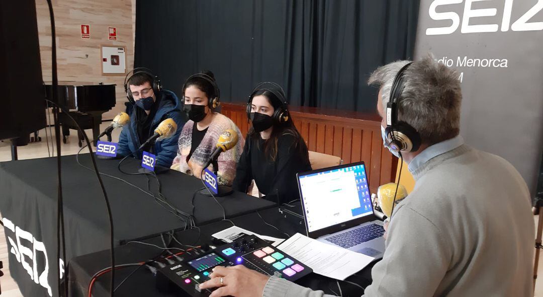 Alumnos del Bachillerato artístico del IES JM Quadrado