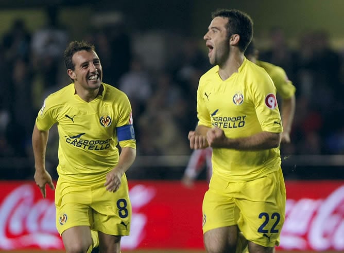 El delantero italiano del Villarreal, Giuseppe Rossi (d), celebra junto a su compañero, el centrocampista Santi Cazorla (i), el gol que ha marcado frente al Atlético de Madrid, el segundo para su equipo, durante el partido de la octava jornada de Liga en Primera División que ambos equipos disputan esta tarde en el estadio de El Madrigal de Villarreal