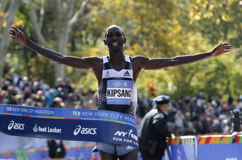 Wilson Kipsang of Kenya crosses the finish line to win the men&#039;s professional division of the 2014 New York City Marathon in Central Park in Manhattan, November 2, 2014. Kipsang of Kenya won the men&#039;s race in the New York City Marathon on Sunday with a fi