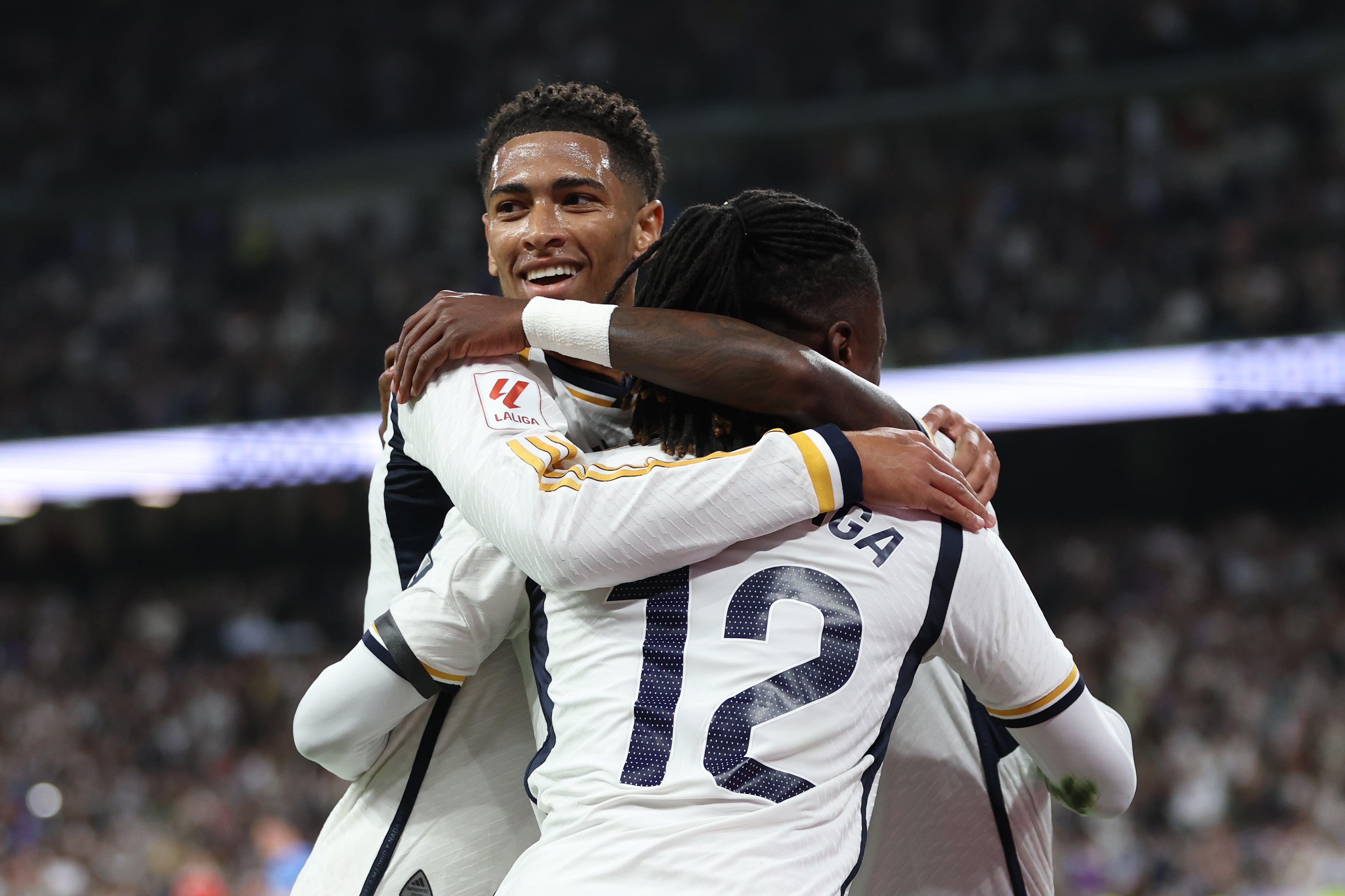 Jude Bellingham y Eduardo Camavinga celebran uno de los goles contra el Alavés