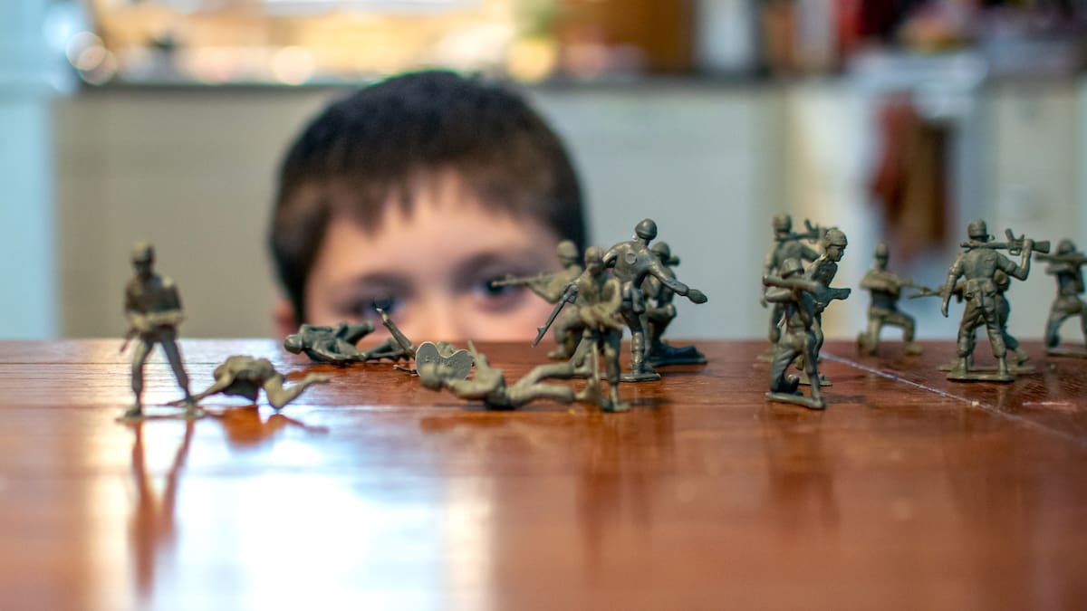 El enano infiltrado de Ruiz Vivo: 'Yo también soy refugiado'