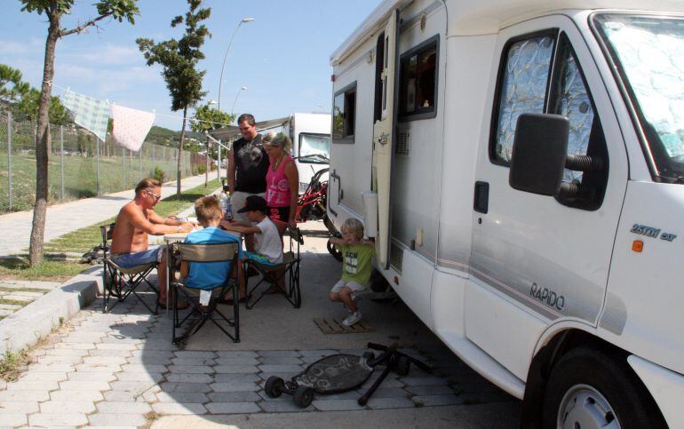 Una família disfrutant de l'autocaravana.
