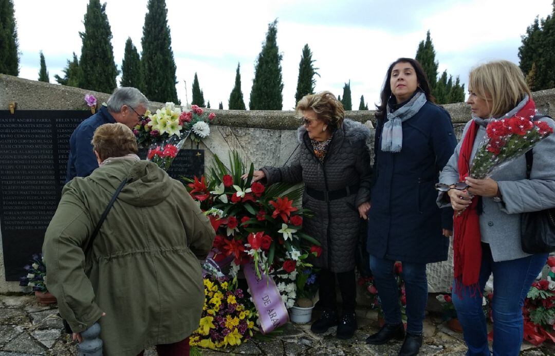 Varios representes del PSOE depositan las flores en memoria de los represaliados republicanos