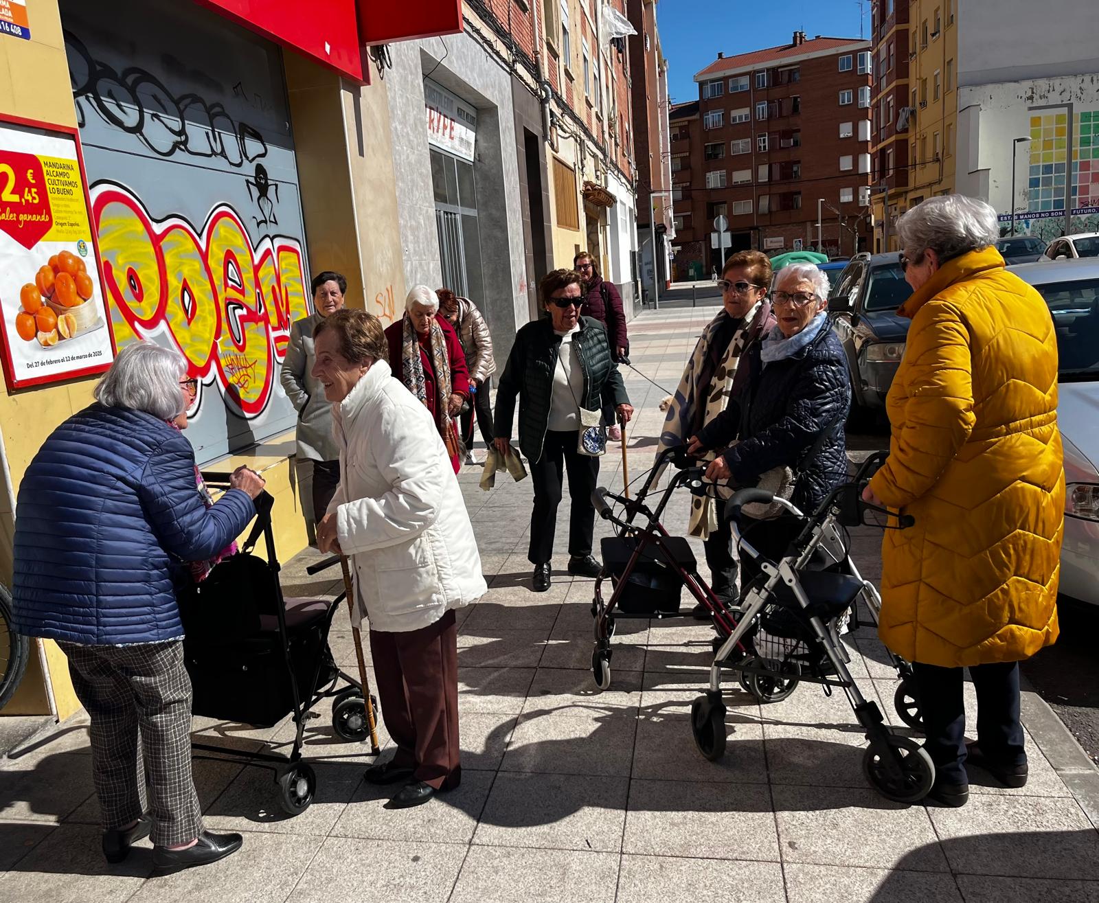 Un grupo de mujeres del barrio de Madre de Dios en Logroño pide más bancos en la zona.