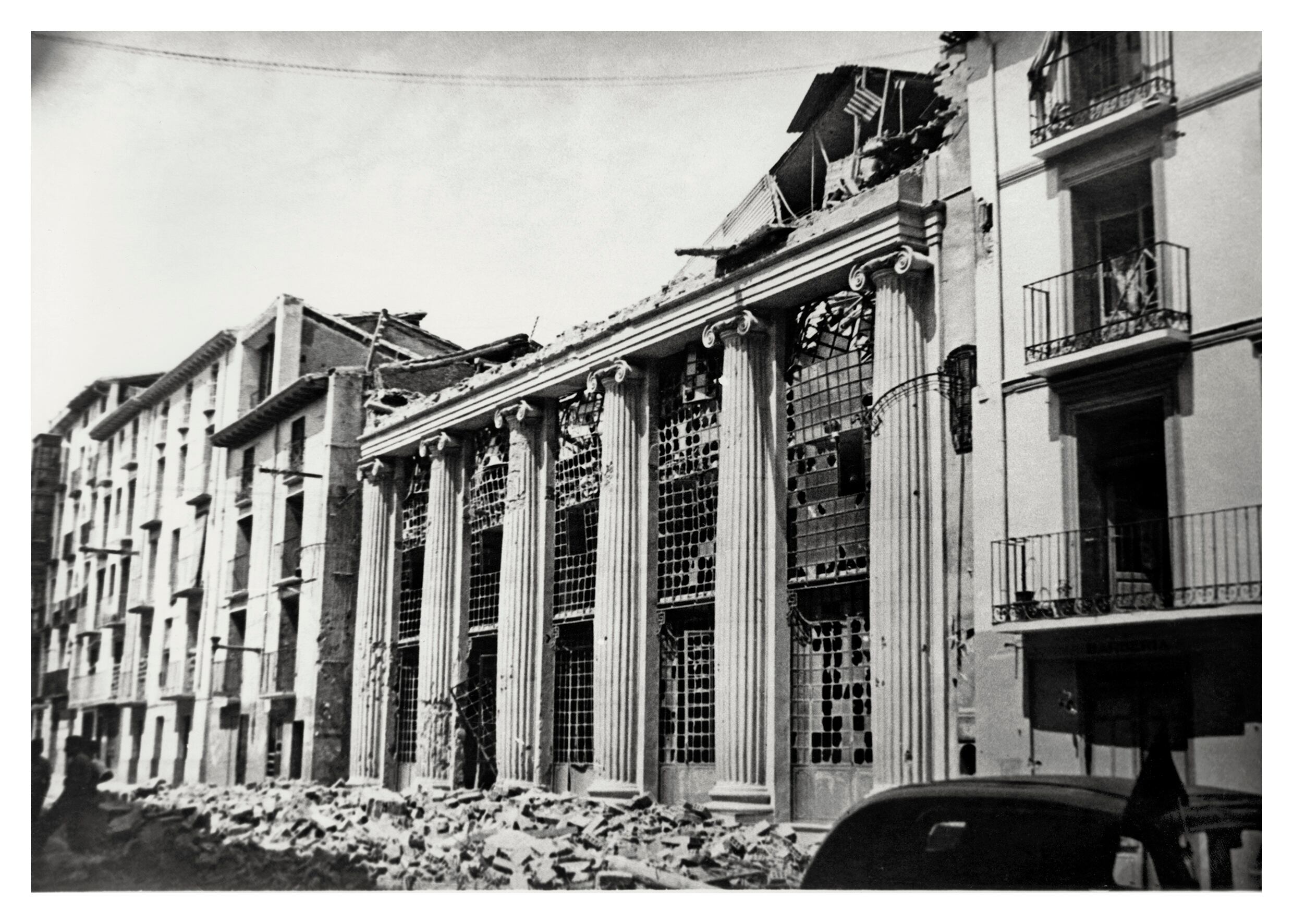 Efectos de bombardeo sobre el teatro Olimpia de Huesca