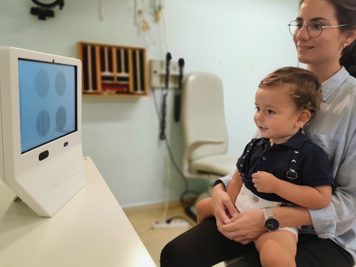 Los Revolucionarios | Los dos españoles que quieren resolver los problemas de visión de los niños desde que son bebés: "Cuando los padres se dan cuenta, a veces ya es tarde"