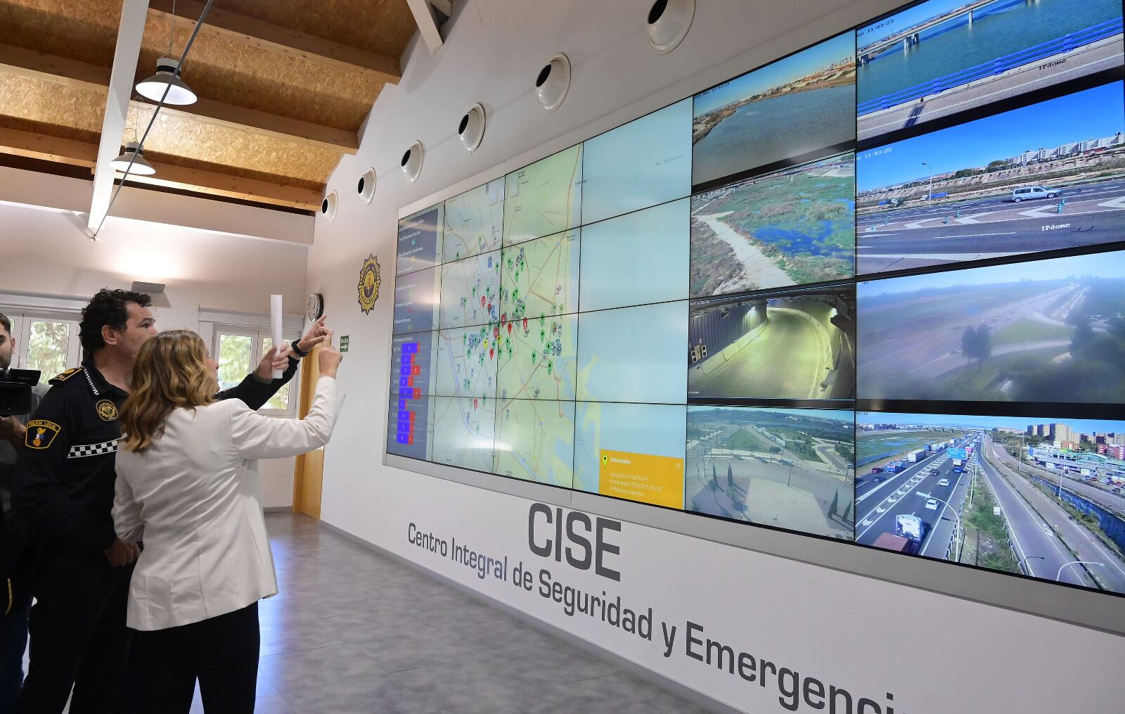 La alcaldesa de València, María José Catalá, en la presentación del sistema de cámaras que vigilan el cauce del Turia