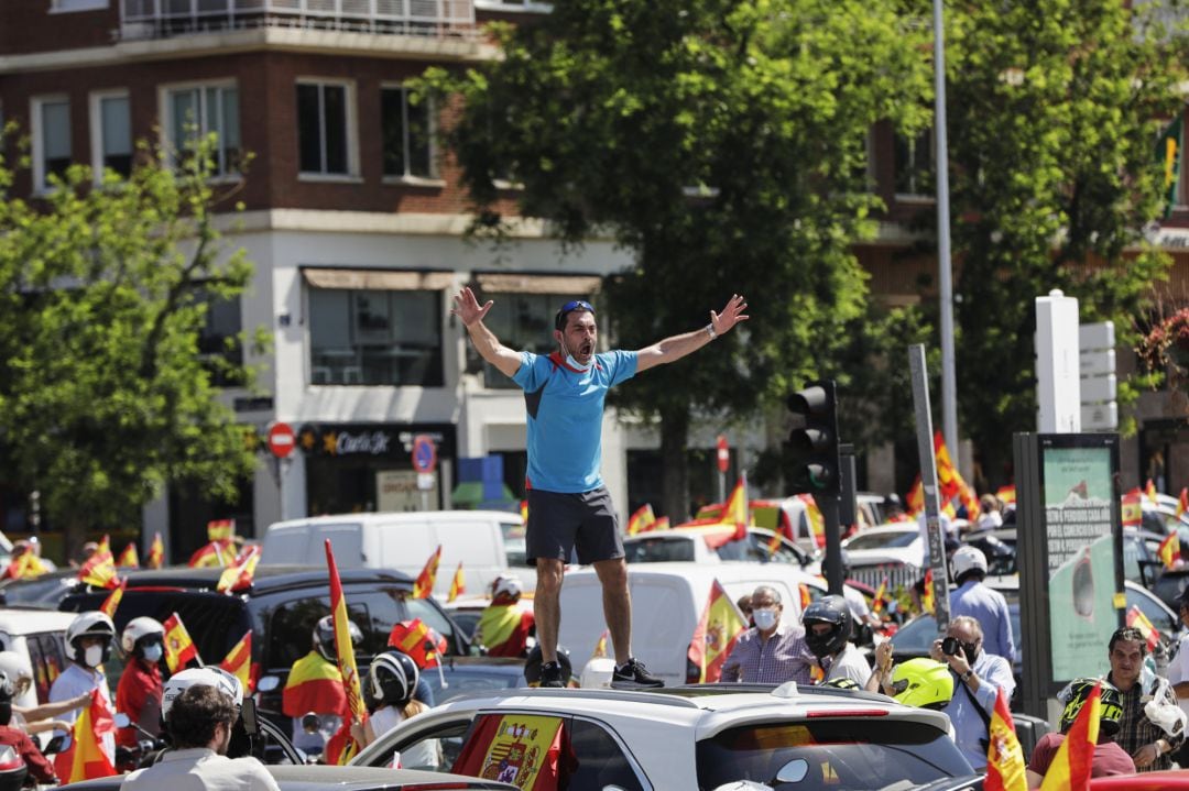 Coches y motos, con pancartas y banderas de España, circulan por las calles Madrid en la manifestación de Vox 