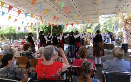 El grupo Mazantini homenajea con bailes manchegos la figura de los abuelos