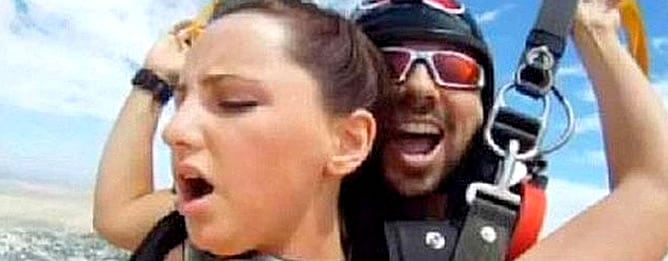 Una pareja practica sexo mientras se lanza en paracaídas