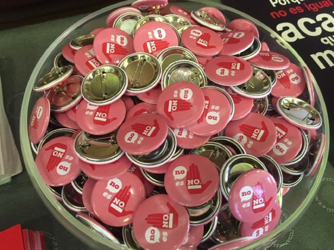 Chapas de la campaña No en No de las Fiestas del Pilar