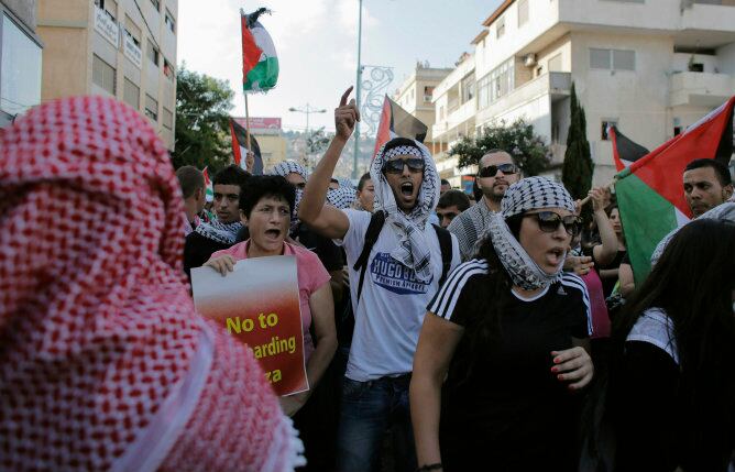 Los árabes israelíes participan en una protesta en la norteña ciudad de Nazaret, en contra de la ofensiva israelí en la Franja de Gaza