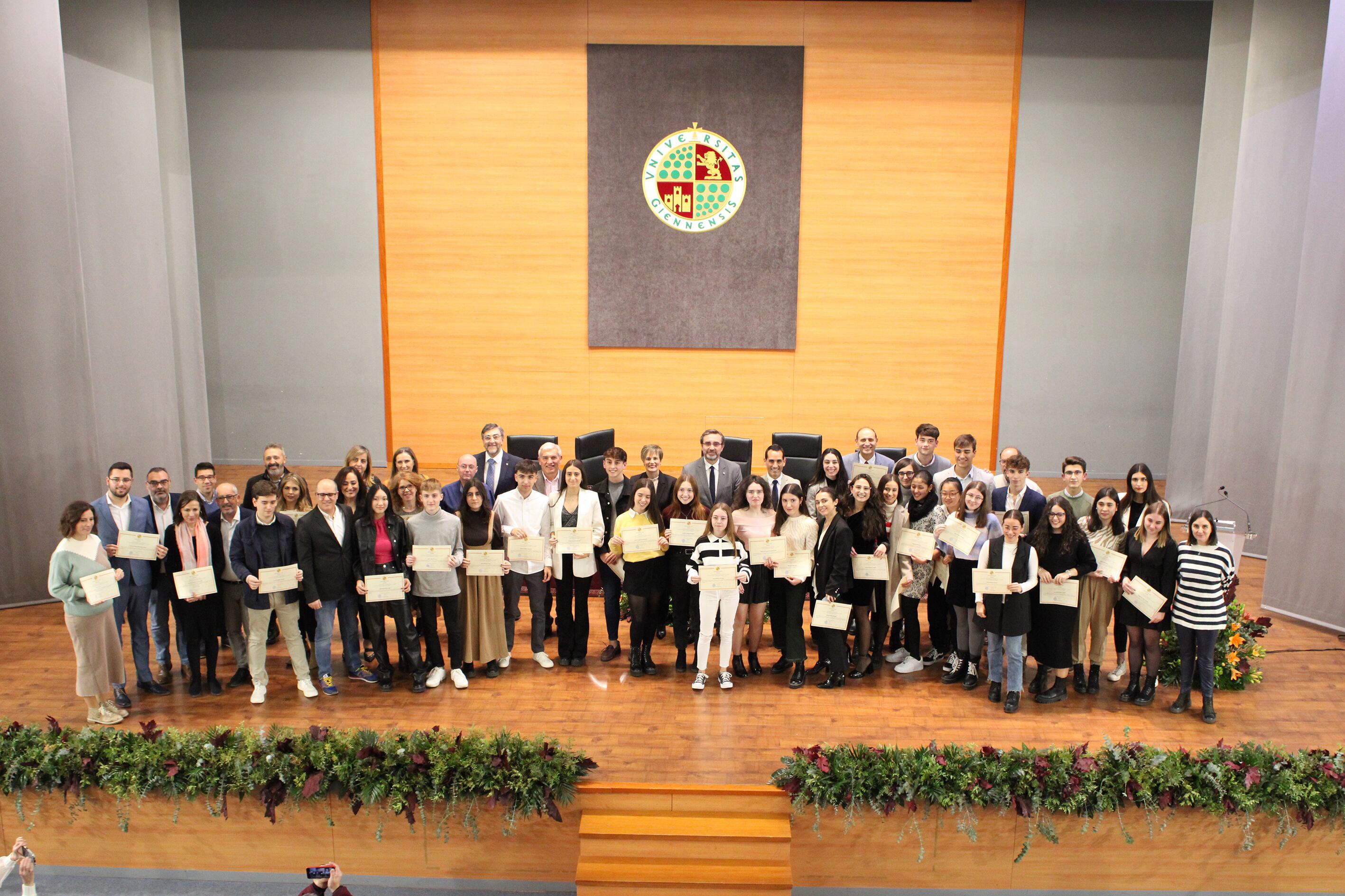 Foto de familia con todos los reconocidos, representantes de los centros y de la UJA