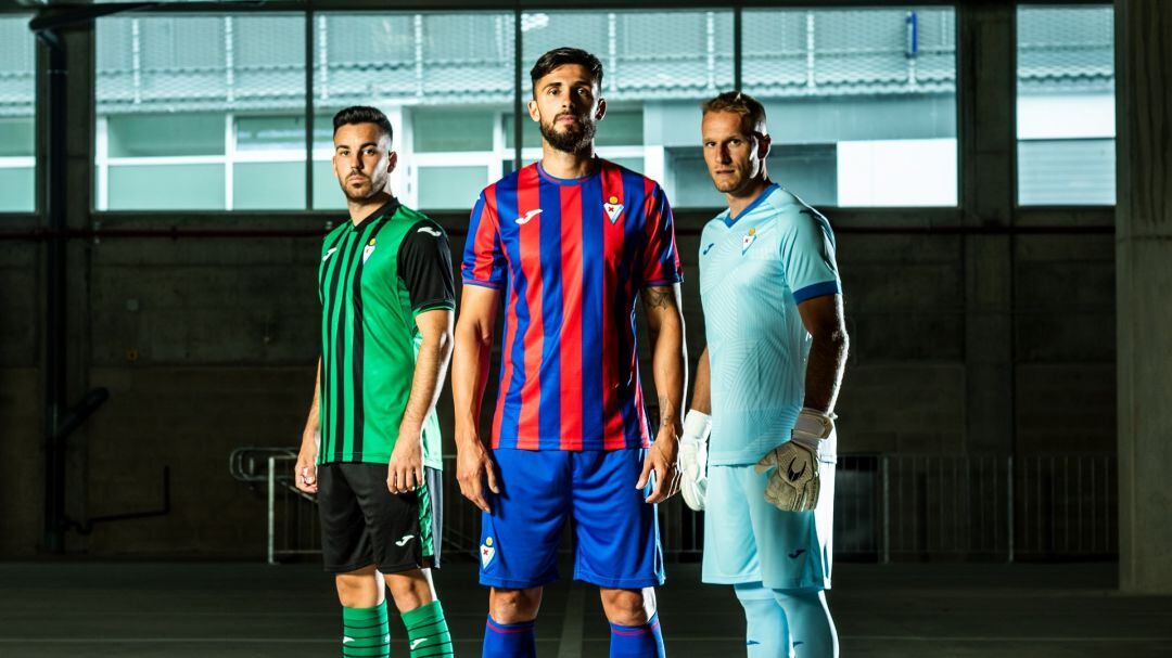 Expósito, Glauder y Yoel con las camisetas del Eibar