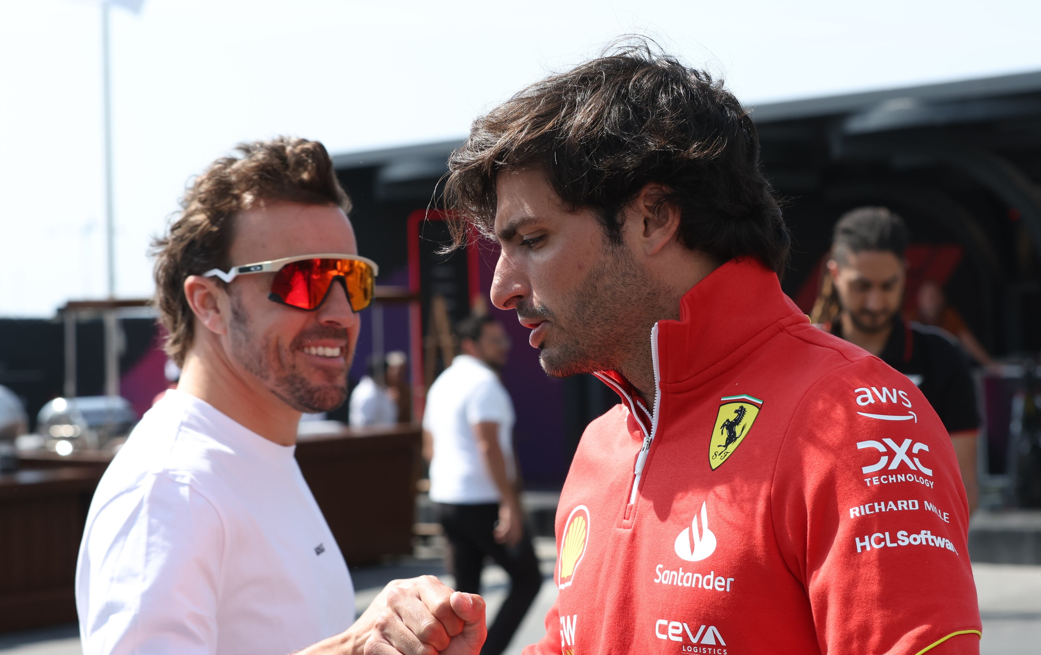 Fernando Alonso y Carlos Sainz Jr, pilotos de Aston Martin y Ferrari. EFE/EPA/ALI HAIDER