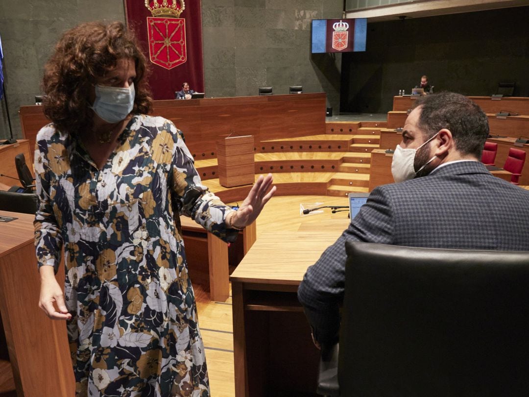 La parlamentaria de Navarra Suma Marta Álvarez, pasa junto al portavoz del PSN, Ramón Alzórriz, durante la Mesa y Junta de portavoces en el Parlamento de Navarra