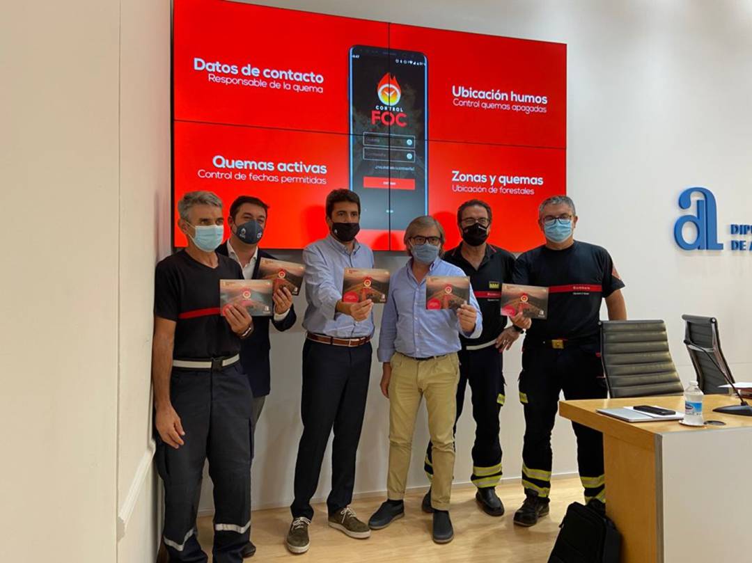 El presidente de la Diputación, Carlos Mazón, junto al diputado de Emergencias, Javier Sendra, en la presentación de la nueva aplicación móvil del Consorcio Provincial de Bomberos 