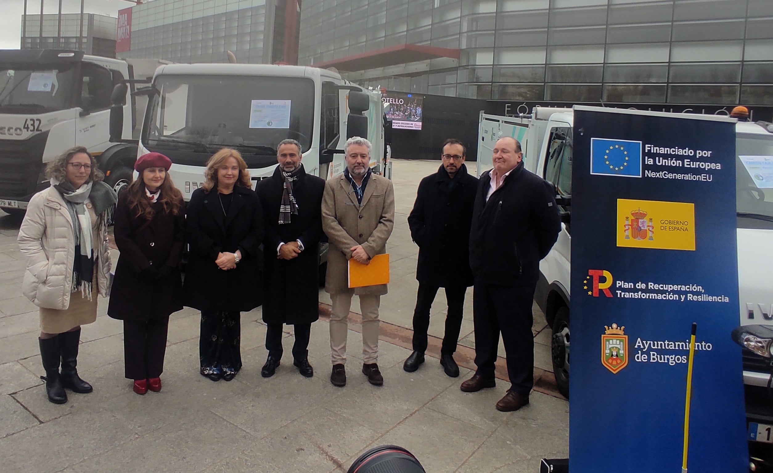 La alcaldesa de Burgos, Cristina Ayala, y el concejal de Medio Ambiente, Carlos Niño, presentando la nueva flota de limpieza de la empresa Urbaser. / Foto: Radio Castilla