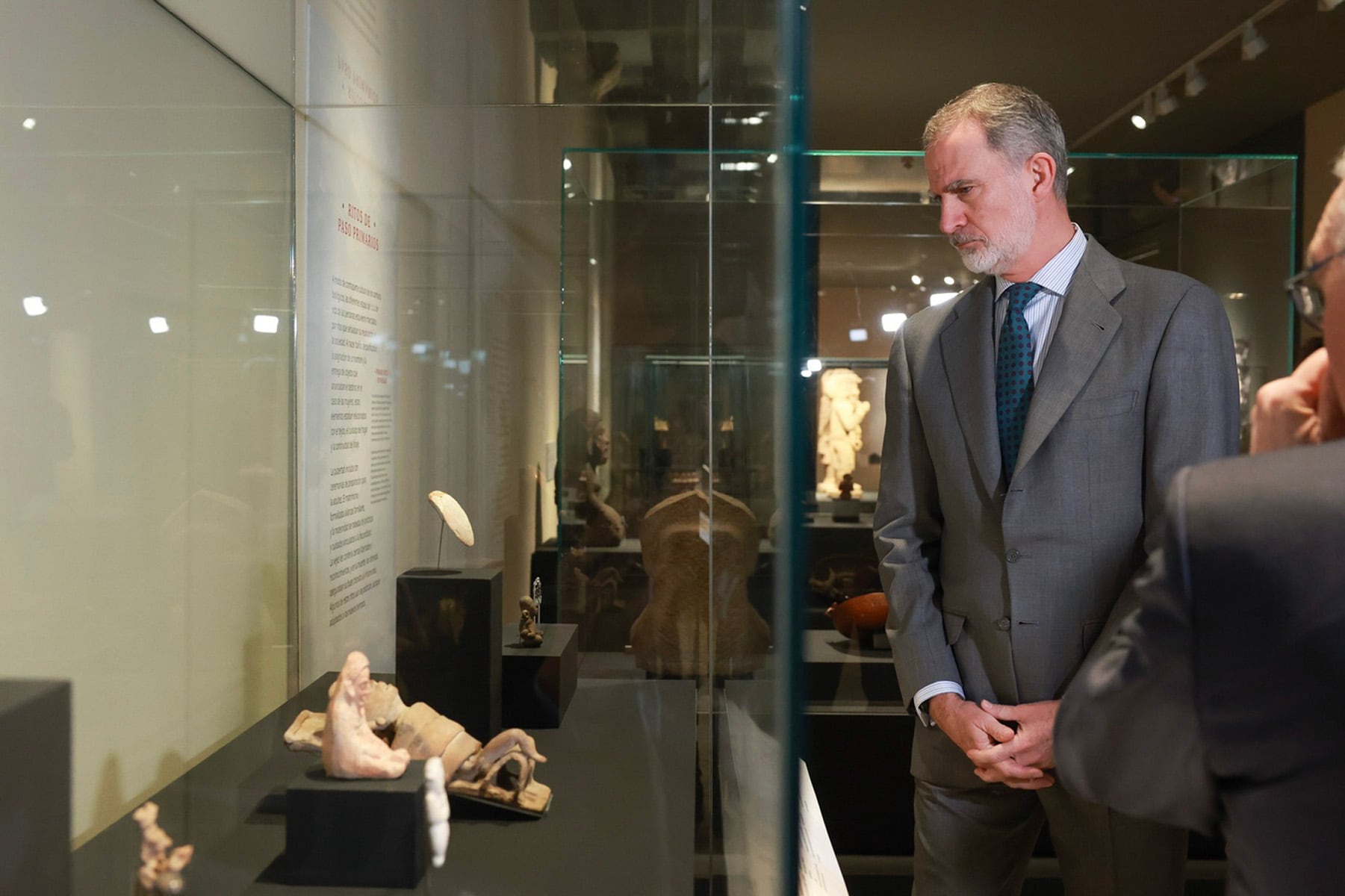 El rey Felipe VI visita la exposición 'La mitad del mundo. La mujer en el México indígena' que se exhibe en el Museo Arqueológico Nacional (MAN), en Madrid. Felipe VI ha asegurado que hubo "mucho abuso" en la conquista de América.
