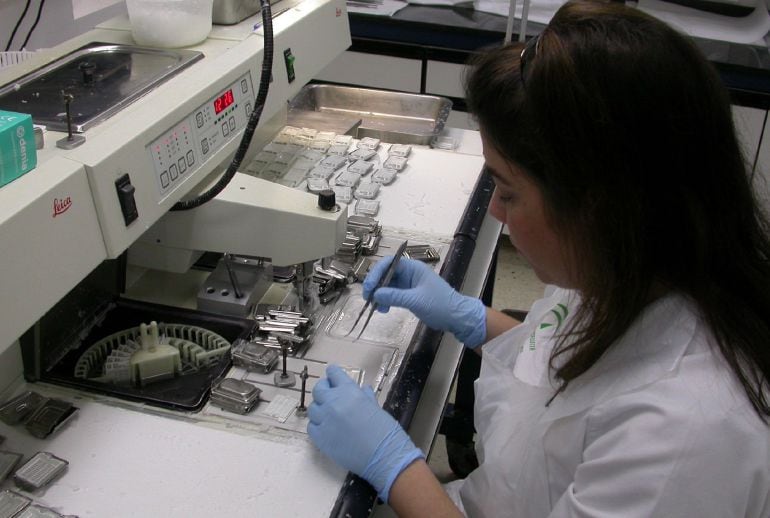 Una investigadora trabaja en un laboratorio del Hospital Universitario de Valme. 