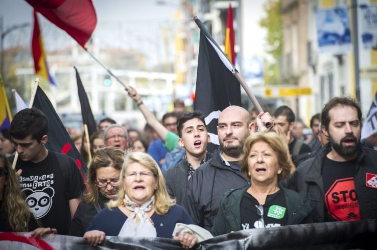 GRA106 ALCALÁ DE HENARES (Comunidad de Madrid), 23/11/2014.- Participantes en la manifestación de las Marchas de la Dignidad para pedir &quot;pan, trabajo y techo&quot; celebrada hoy en Alcalá de Henres entre la estaciñon de Renfe y la Plaza de Cervantes.EFE/Fernando Villar