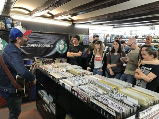 The New Raemon da un concierto en Revolver Records