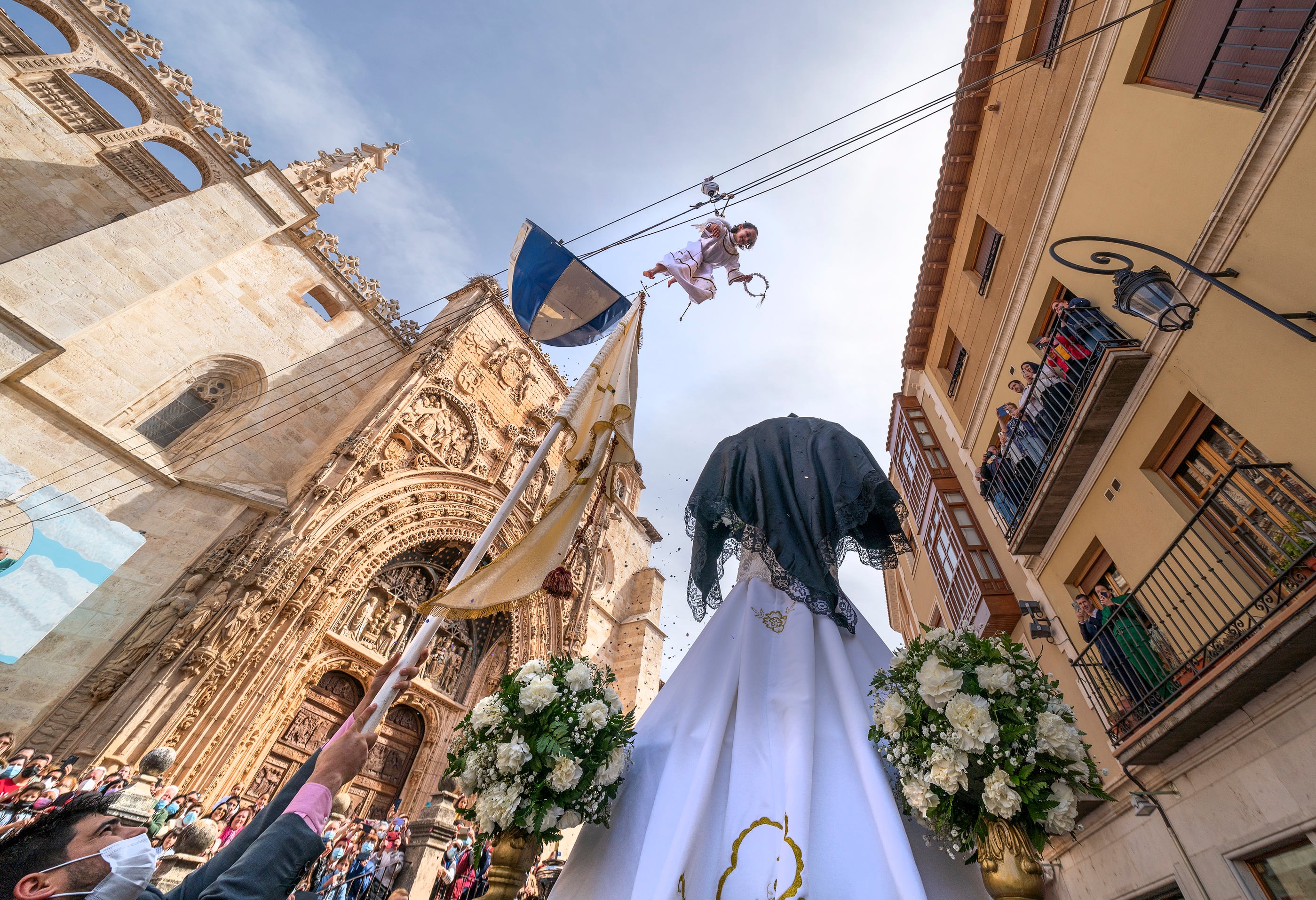 ARANDA DE DUERO, 17/04/2022.- Tradicional Bajada del Ángel celebrada este Domingo de Resurrección en Aranda de Duero. EFE/ Paco Santamaria
