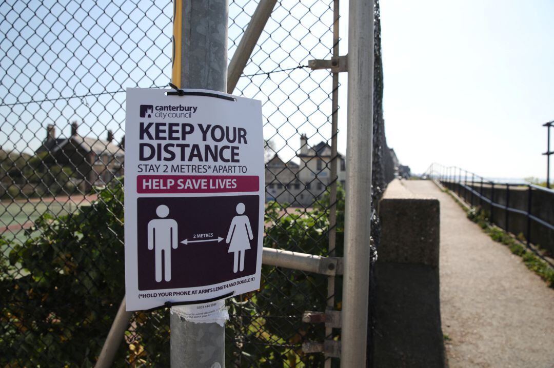 Un cartel que sugiere a la población guardar una distancia de seguridad.