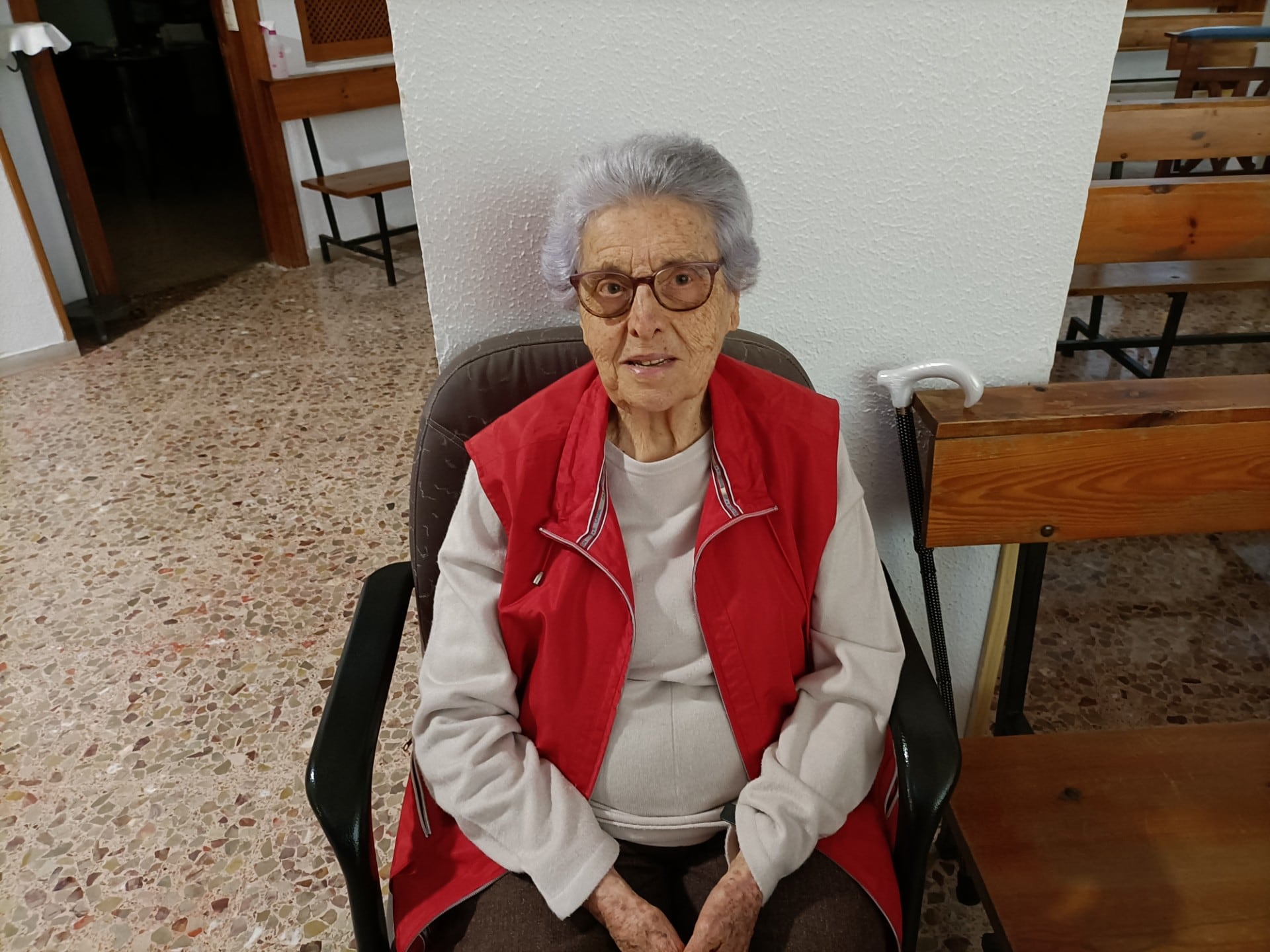 Carmela en su sillón preparada para escuchar Misa.