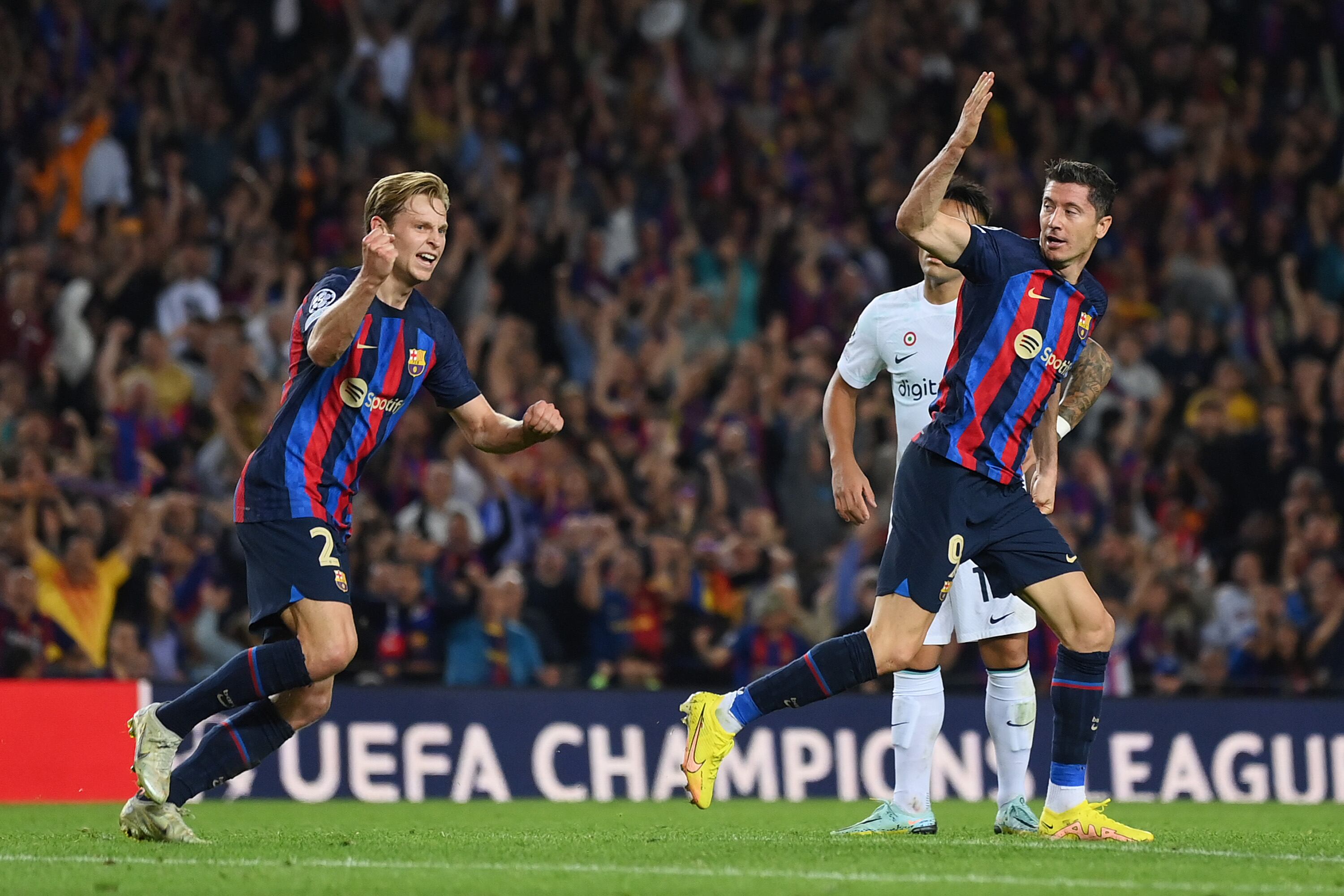 Robert Lewandowski celebra uno de sus tantos ante el Inter.